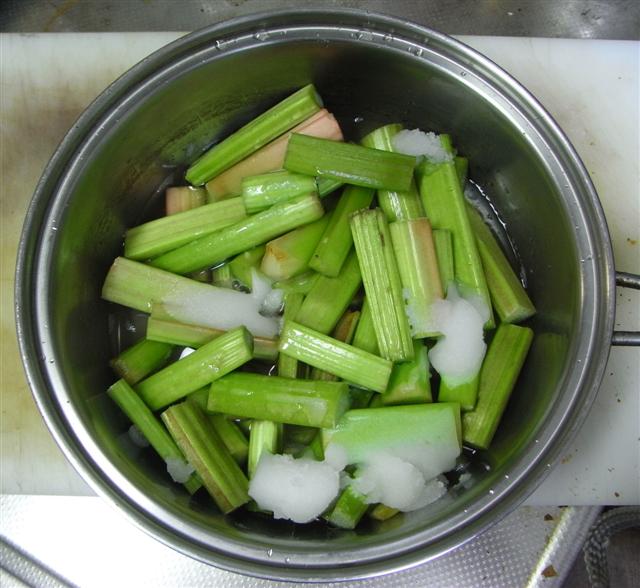 砂糖をかけて一晩おいたルバーブ。ルバーブはほぼもとの形を保っている。砂糖は少なくなっているようにみえる。